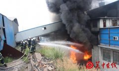 榆林一化工厂废旧变压器起火 厂房被毁无人员伤亡