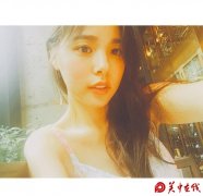 太阳嫂超美！闵孝琳吊带连衣裙秀完美锁骨