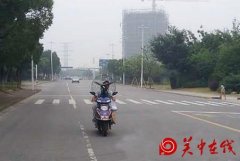 男子嫌天太热 居然在电动车上装了台电风扇