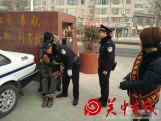 渭南一装卸工突发精神病，拿铁锤追打过路行人