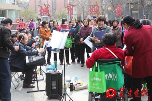 宝鸡市民自发组成合唱团练红歌