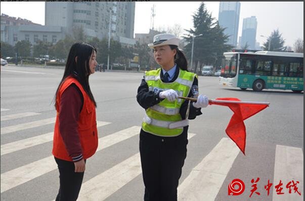 倡导文明出行 共筑平安高新------高新交警联合志愿者开展文明劝导活动