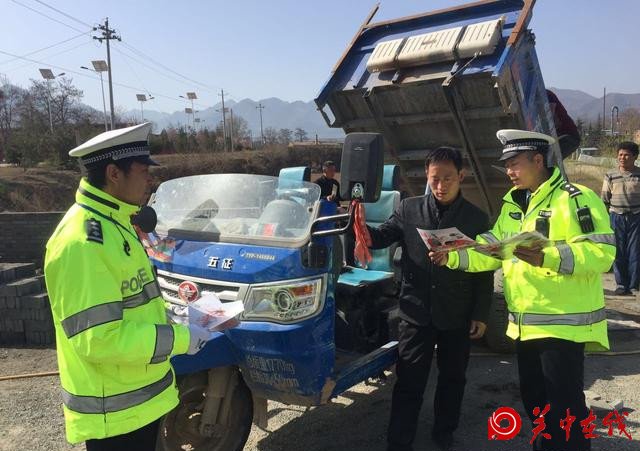 潼关矿区交警：交通安全宣传推动整体工作