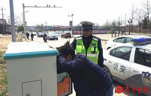 清明节 临渭小什交警倾力保畅通