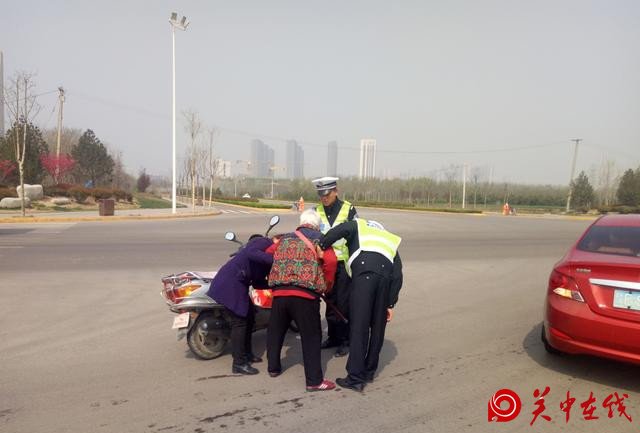 韩城交警及时救助摔伤老人