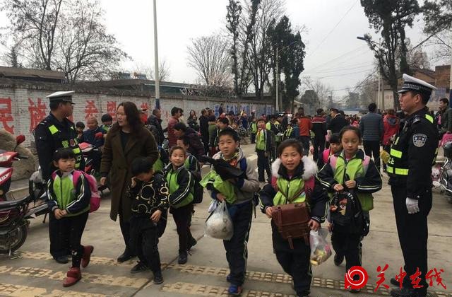 华阴交警大队华山中队深化护学行动守护校园安全