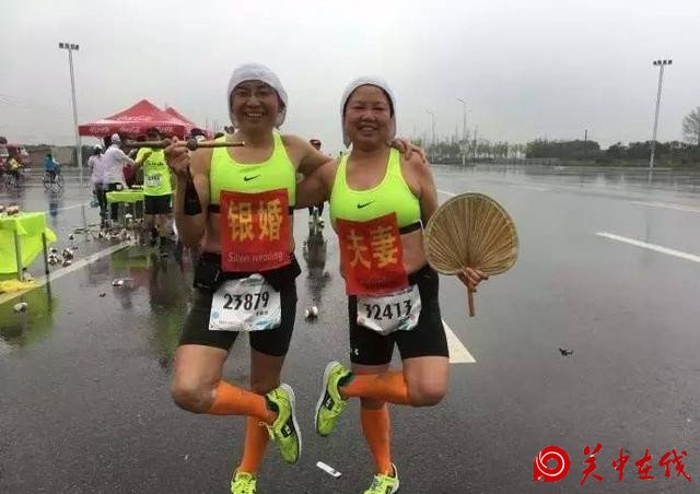 杨凌国际马拉松赛各种怪咖齐上阵 银婚夫妻还有悟空八戒