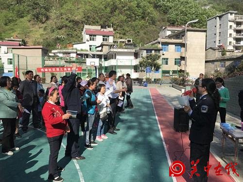 岚皋城关镇：积极开展“七五”普法暨综治平安建设宣传活动