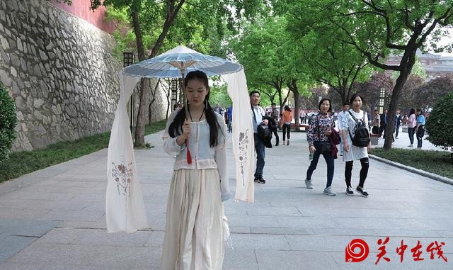 西安一女大学生穿汉服逛街 吸引众多路人目光