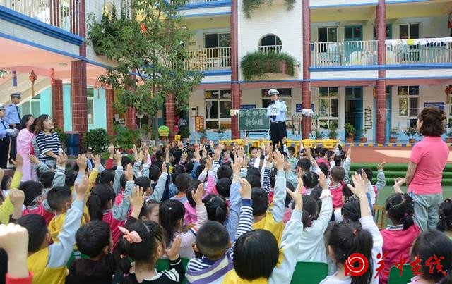 安康高速交警为幼儿园孩子“送安全