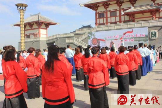 宝鸡：百人着汉服诵读经典 萌娃上演T台秀
