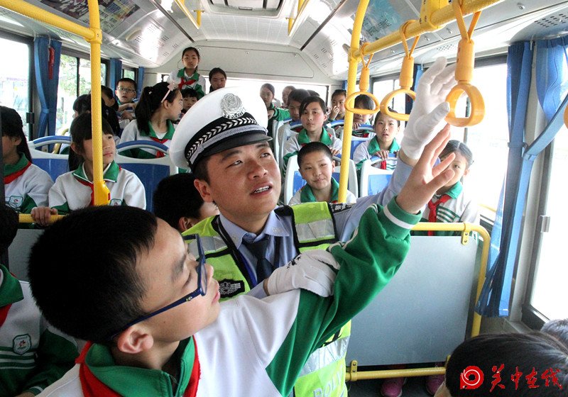 陕西渭南：文明乘车  安全出行