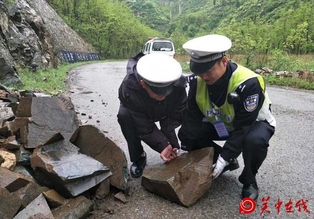 潼关交警：大雨中演绎着“交警”到“浇警”的坚守与执着