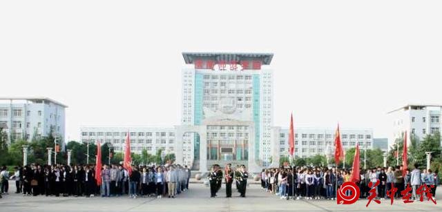 渭南师院举行纪念“五四”运动98周年、建团95周年升旗活动