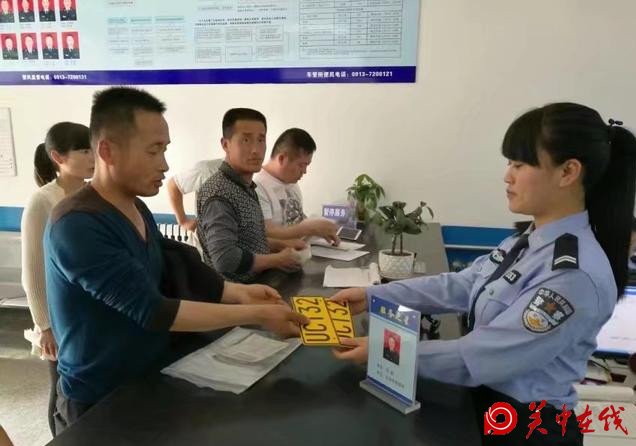 蒲城交警车管所“五个一”措施服务车驾管群众