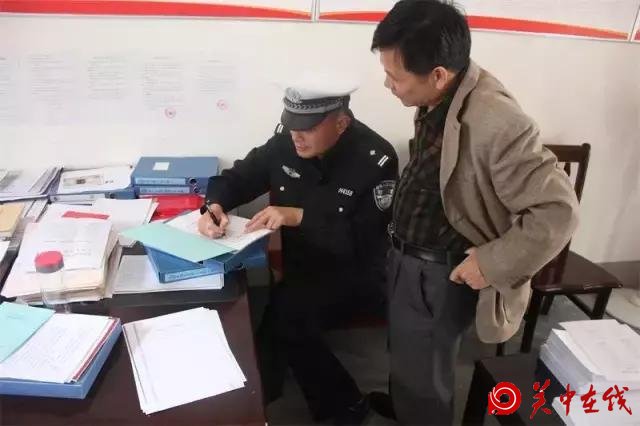 茅坪交警中队民警深入农村劝导站指导工作