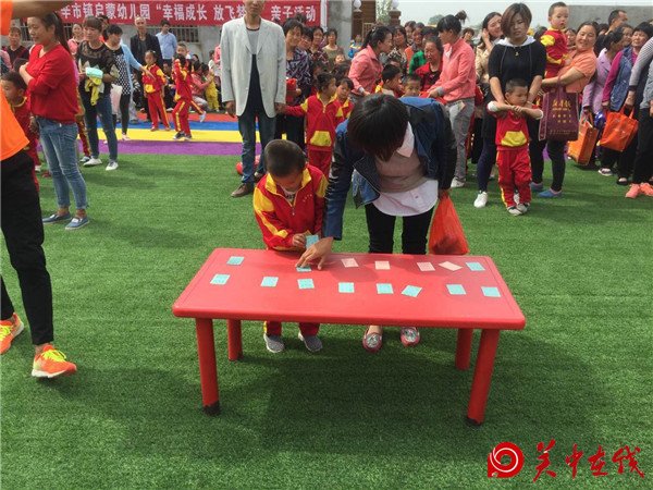 经开区辛市镇启蒙幼儿园举行亲子环保时装秀
