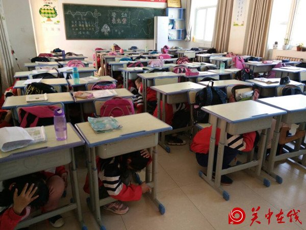 经开区实验小学开展防震应急疏散演练活动