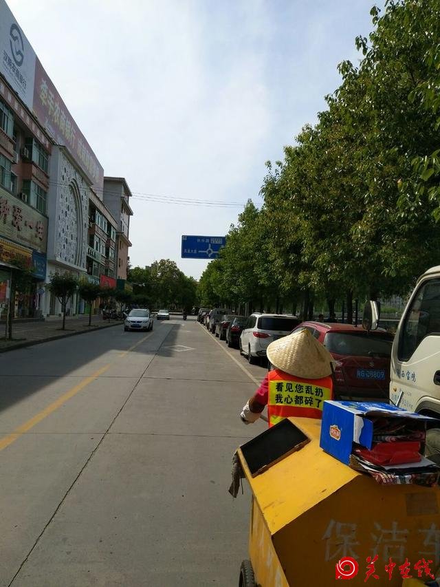 安康汉阴环卫工人个性马甲“萌”出文明来！