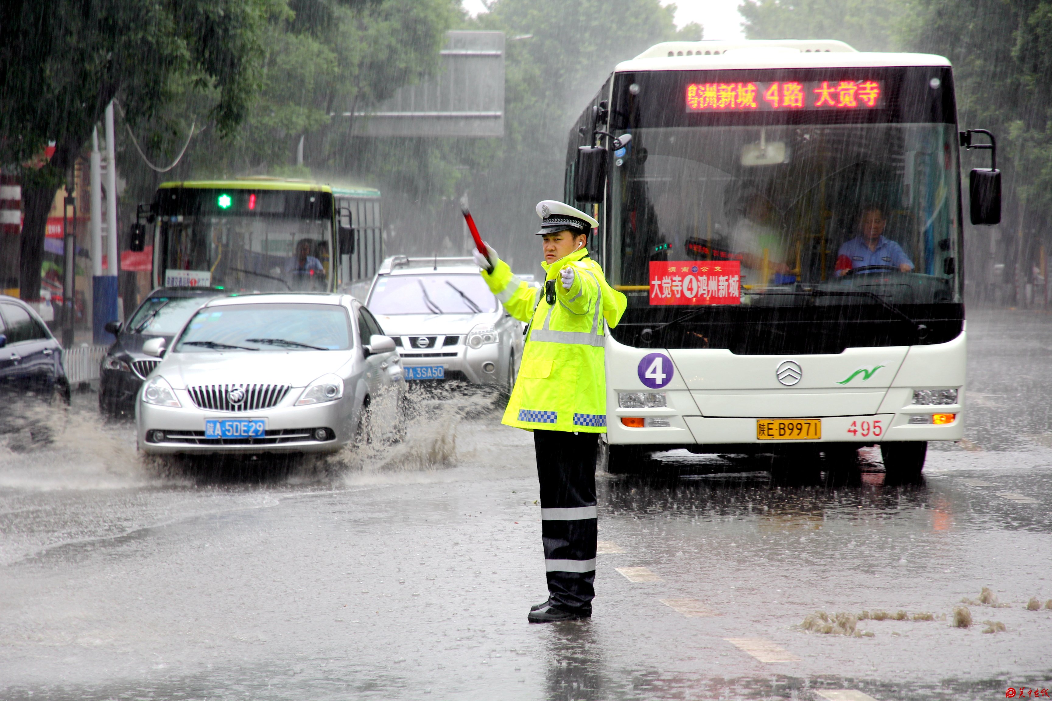 交警雨中保畅