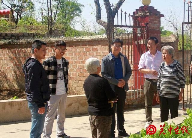 县委常委、宣传部长李光泽走访看望后焉村帮扶贫困户