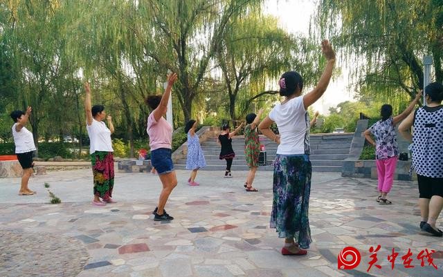 【关中在线】西安的广场舞大妈不惧大暑，竟惹得大爷也翩翩起舞！