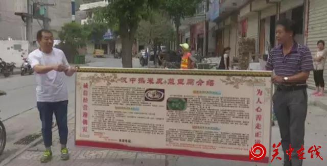 【关中在线】西安游客大意失包 镇安店主拾金不昧