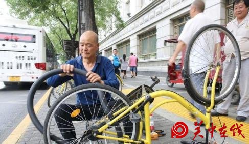 【关中在线】西安六旬老人每天走10公里，就为了义务修共享单车