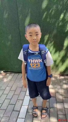 万能的朋友圈，娃昨天下午放学，从学校门口去汽车站走丢，身穿一身红色贠张校服，8岁张嘉豪，有看到的朋友速度联系家长