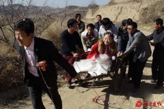 榆林别样婚礼 小伙用板车接新娘