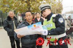 临渭交警大队固市中队的民警为村民讲解交安法