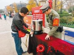 大雁塔“黑导游”消失 6城管24小时执勤
