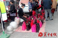 延安多街巷小贩占道 城管声称忙不过来
