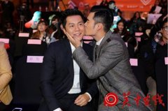 李晨陈赫现场互相亲脸基情四射