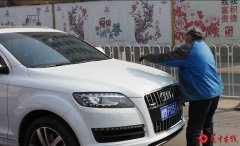 一男子马路上强行拦车给钱才放行