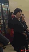 王菲现身印度佛教圣地 眼神犀利不满被拍