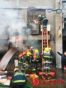 书院门一画廊着火 躲在二楼的老太身亡