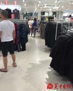 林心如夏威夷素颜逛街被拍 粉丝求合影遭婉拒