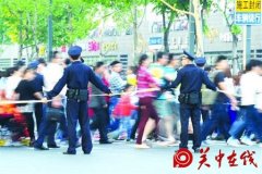 上海外滩五一迎来大客流 警方驾设防暴铁马