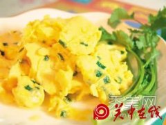 炒鸡蛋时加两样法宝 健康美味两齐全