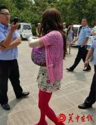 山东一男子装扮成巨胸女到女厕所偷窥（图）