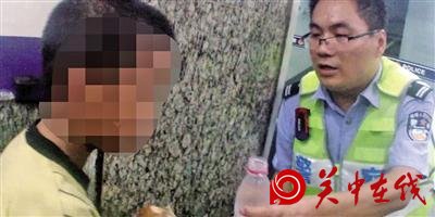 民警询问迷路的小游。 警方供图