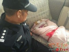 华阴一市民家门口发现弃婴 孩子脸已被冻得发紫