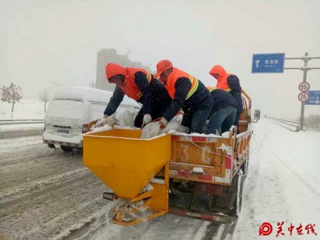 渭南公路段职工除雪保畅显精神！