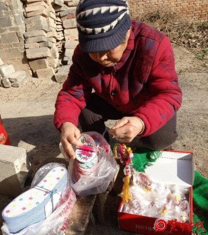 渭南七旬老人做29双鞋垫感恩儿子同学