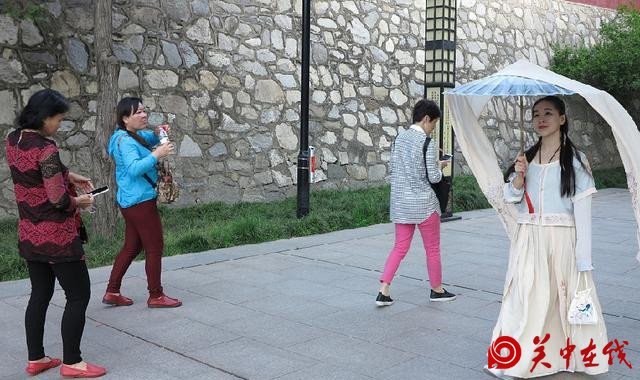 西安一女大学生穿汉服逛街 吸引众多路人目光