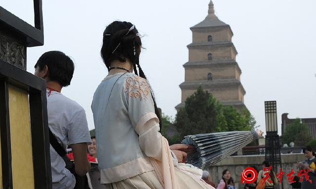 西安一女大学生穿汉服逛街 吸引众多路人目光