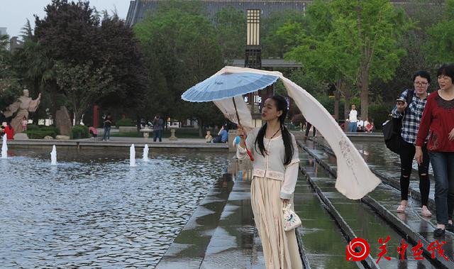 西安一女大学生穿汉服逛街 吸引众多路人目光