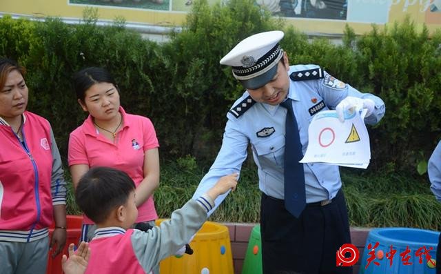 安康高速交警为幼儿园孩子“送安全”