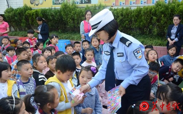 安康高速交警为幼儿园孩子“送安全”